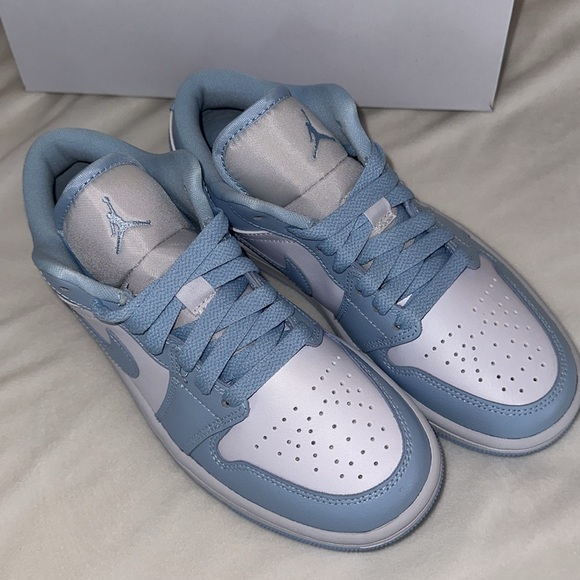 Women’s air Jordan 1 low - Picture 2 of 4